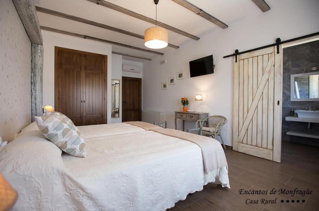 Escapada San Valentín: Casa Rural de lujo 5* con desayuno + Tour con guía por 27 Euros