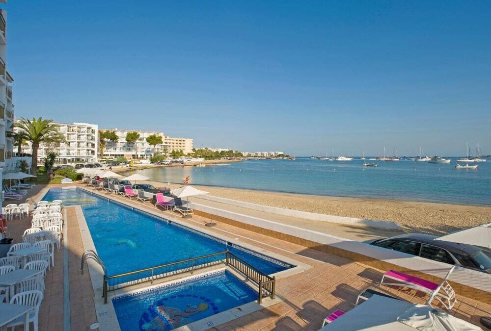 IBIZA PUENTE MAYO: Hotel acceso directo a la playa con piscina SÓLO 15 Euros p/p